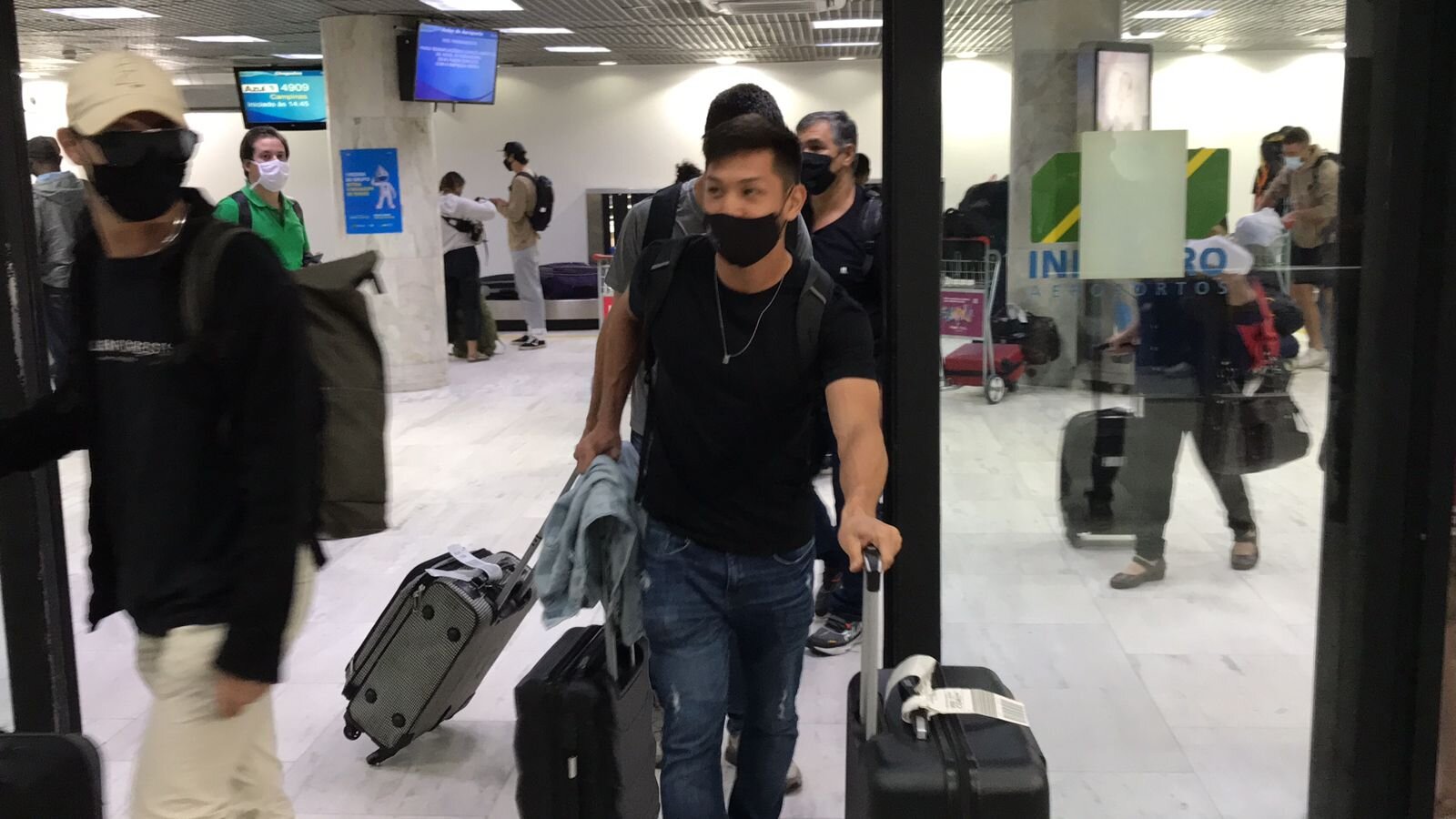 Luís Oyama desembarca no Rio para assinar em definitivo com o Botafogo