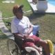 Arlindo Cruz sentado na cadeira de rodas pegando sol