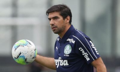 Abel Ferreira está pressionado no Palmeiras