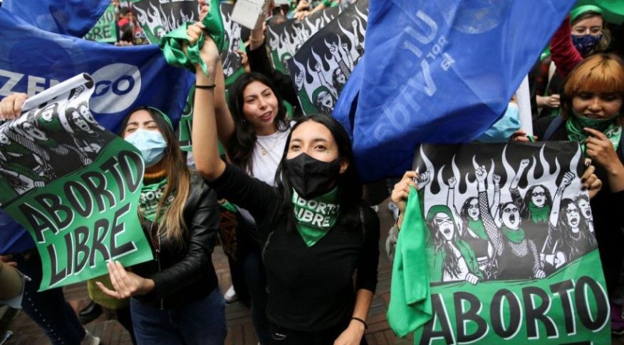 Protestantes colombianos do movimento Causa Justa, que processou a criminalização do aborto no país