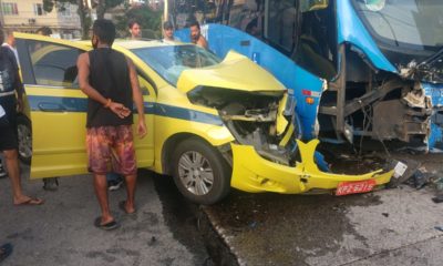 Táxi e ônibus BRT com a lateral danificada após batida