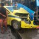 Táxi e ônibus BRT com a lateral danificada após batida