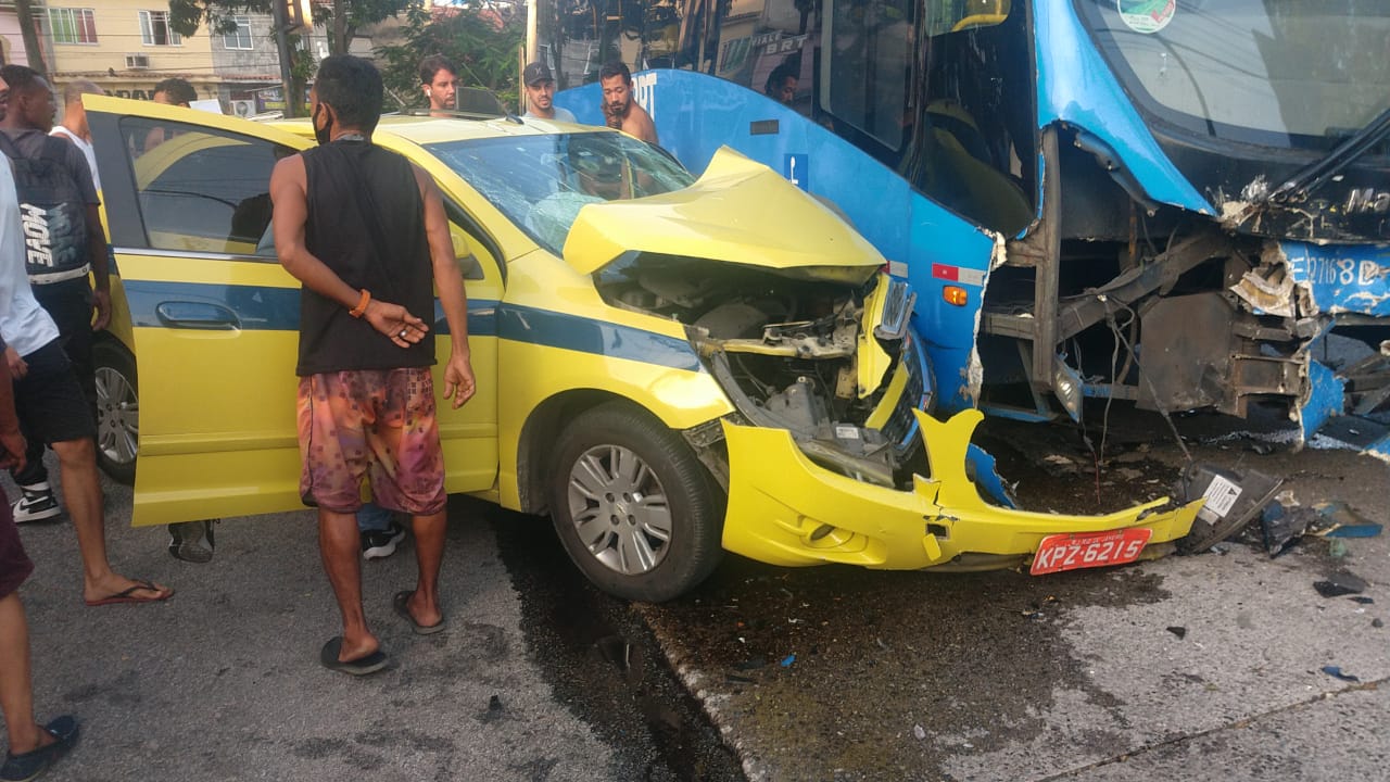 Táxi e ônibus BRT com a lateral danificada após batida