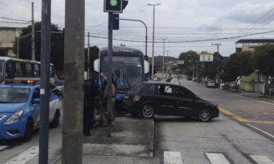 Acidente entre carro de passeio e ônibus articulado em Vicente de Carvalho