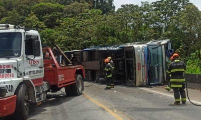 ônibus tombado na rodovia Oswaldo Cruz, em São Paulo