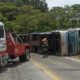 ônibus tombado na rodovia Oswaldo Cruz, em São Paulo