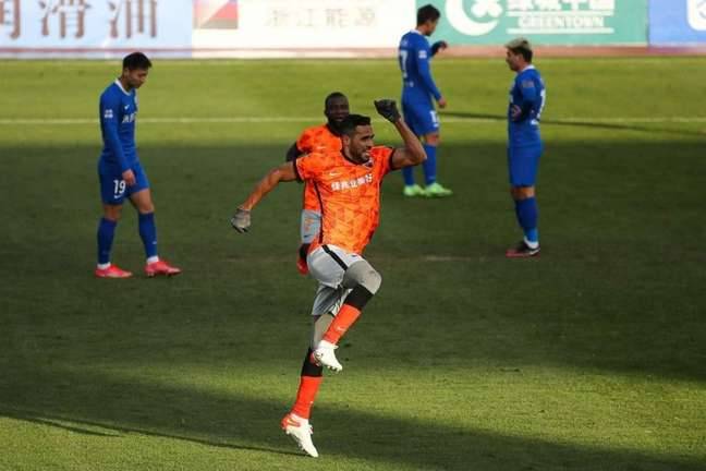 Alan Kardec comemorando gol no futebol chinês