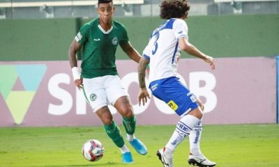 Alef Manga em campo com a camisa do Goiás