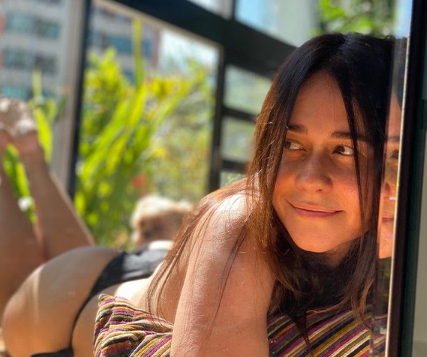 [VÍDEO] Alessandra Negrini surge rebolando funk e manda recado: 'Quem não sabe aprende' (Foto: Reprodução/ Instagram)