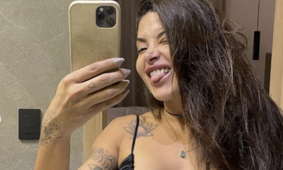 Nas imagens, a rainha de bateria da Unidos de Vila Isabel aparece tirando uma selfie no espelho do banheiro
