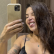 Nas imagens, a rainha de bateria da Unidos de Vila Isabel aparece tirando uma selfie no espelho do banheiro