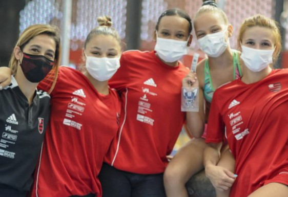 Ana Luísa (de verde), ao lado de Rebeca Andrade, Flavia Saraiva e Jade Barbosa