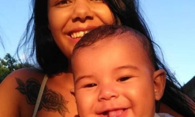 Foto do bebê André Benício no colo da mãe Katlen Brito, de 21 anos