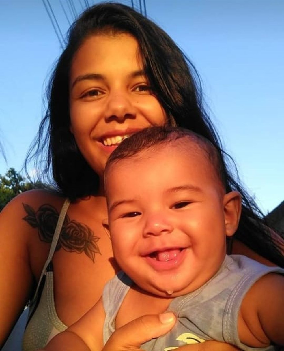 Foto do bebê André Benício no colo da mãe Katlen Brito, de 21 anos 
