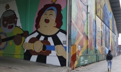 Arte urbana homenageia beth carvalho e arlindo cruz