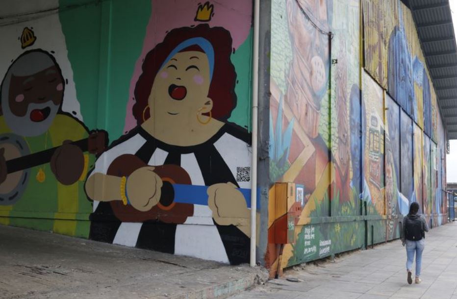 Arte urbana homenageia beth carvalho e arlindo cruz