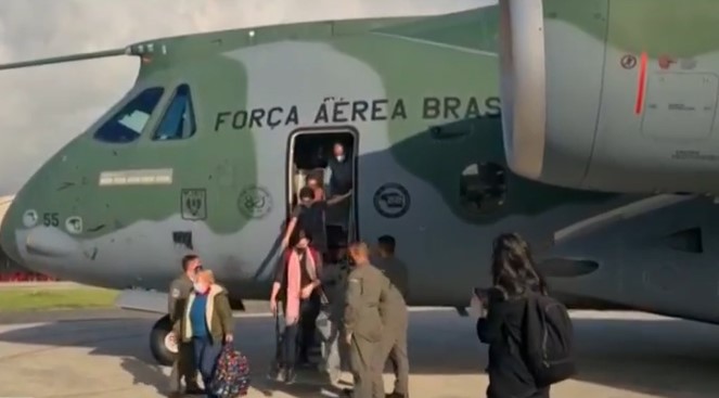 Avião com brasileiros que estavam na Ucrânia chega ao Brasil
