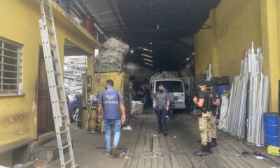 Agentes fiscalizam ferro-velho no bairro da Abolição