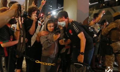 Recepção calorosa da torcida vascaína em Brusque