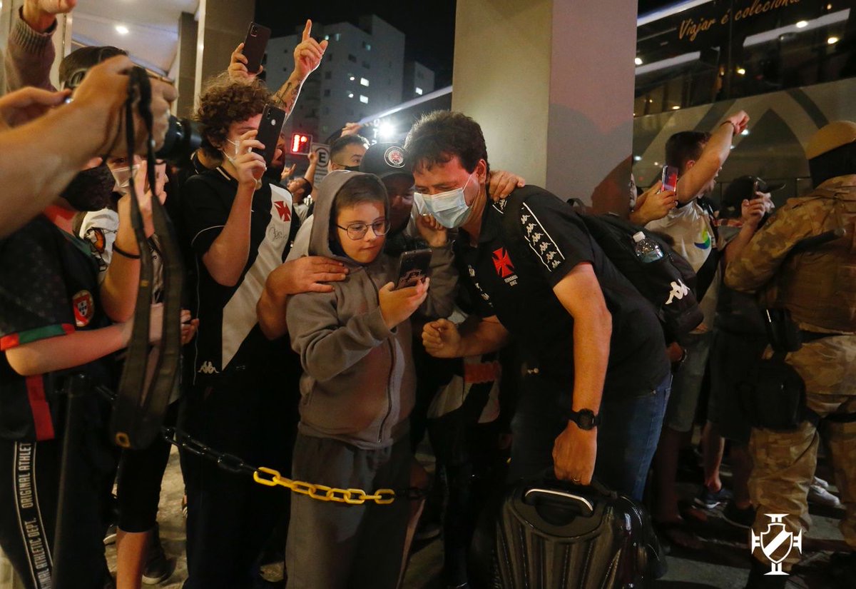 Recepção calorosa da torcida vascaína em Brusque