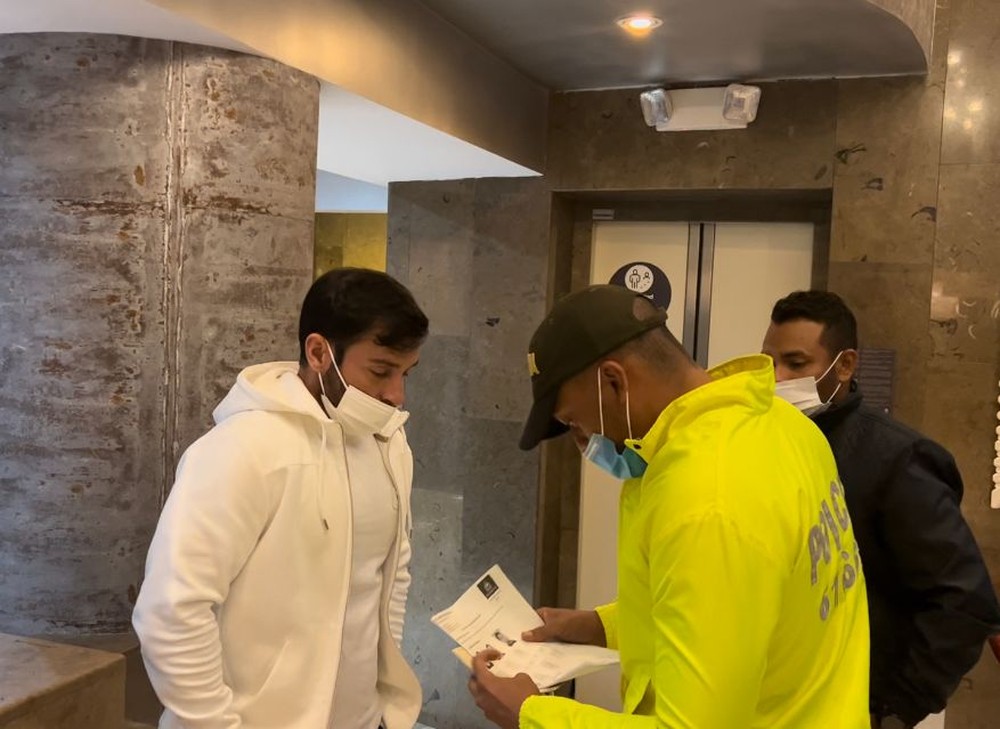 Momento em que Bernardo Bello é preso por agentes da Interpol na Colômbia (Foto: Divulgação/MPRJ)