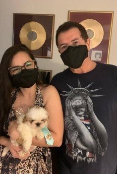 Beto Barbosa e a esposa, Gisele com o cachorrinho no colo