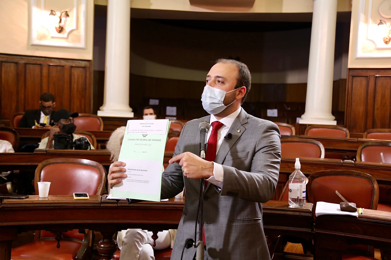 Vereador Binho Guimarães (PDT) apresentando Projeto do Cartão Verde na Câmara de Niterói