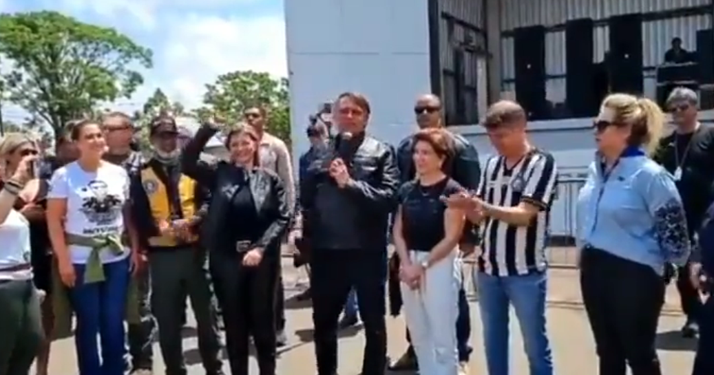 Imagem de Bolsonaro com apoiadores no Paraná