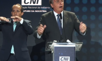 Presidente Bolsonaro discursa em evento para empresários do setor industrial