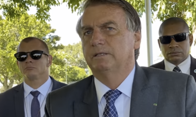 Bolsonaro conversa com apoiadores na entrada do Palácio da Alvorada