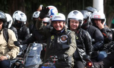 Presidente Bolsonaro participa de manifestação com motociclistas sem máscara na cidade de São Paulo