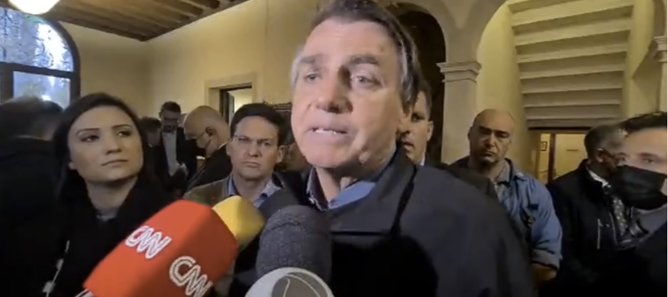Bolsonaro conversa com jornalistas na Itália