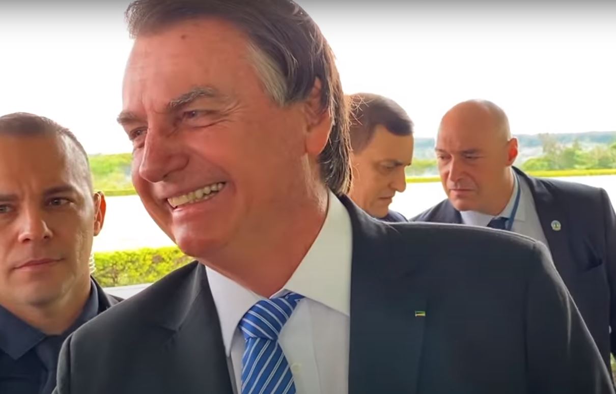 Bolsonaro no cercadinho