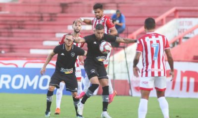 Disputa de bola durante a partida entre Botafogo e Náutico