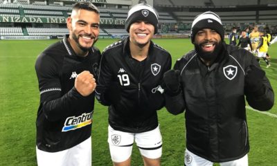 Jogadores do Botafogo comemoram a vitória sobre o Coritiba
