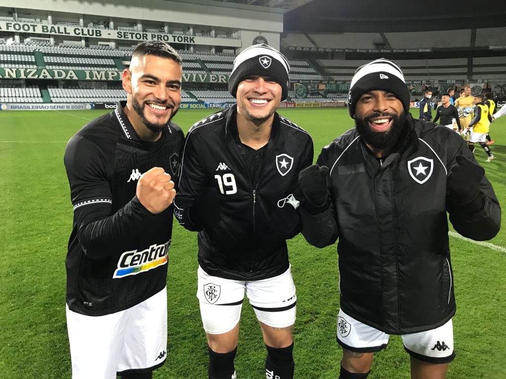 Jogadores do Botafogo comemoram a vitória sobre o Coritiba