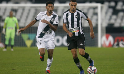 Gilvan com a bola dominada contra a Ponte Preta