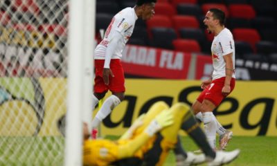 Dupla do Bragantino comemora vitória no Maracanã