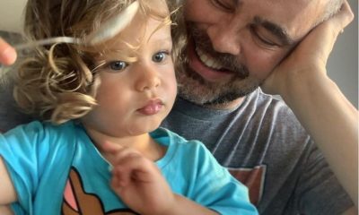 Montagem com Carmo Dalla Vecchia segurando o filho Pedro no colo