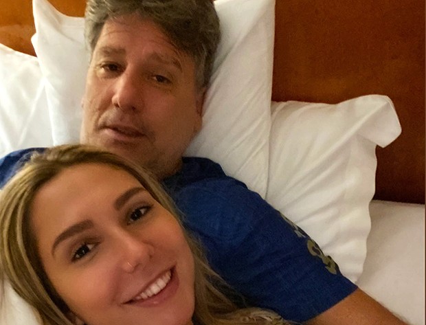 Carol Portaluppi deitada com o pai, Renato Gaúcho