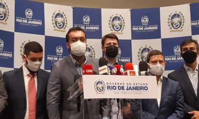 Imagem do Governador Cláudio Castro durante coletiva após se reunir com prefeitos em hotel da Barra para falar sobre saneamento.