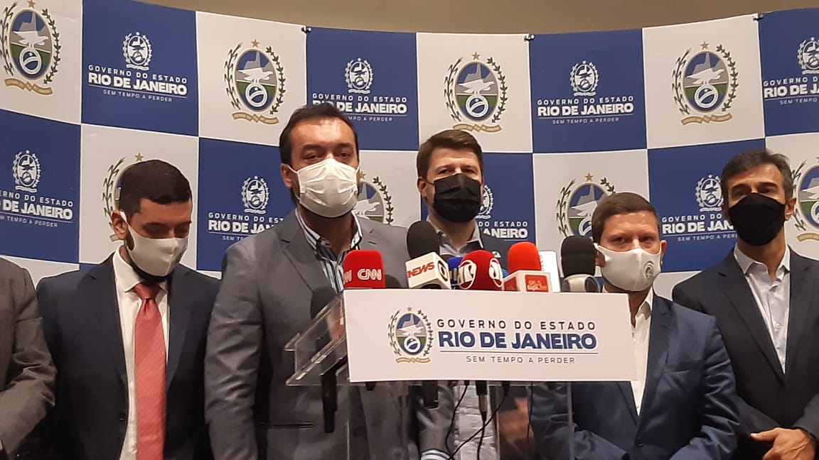 Imagem do Governador Cláudio Castro durante coletiva após se reunir com prefeitos em hotel da Barra para falar sobre saneamento.