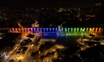 Arcos da Lapa iluminado com cores do arco-íris