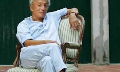 Clodovil Hernandes sentado na cadeira