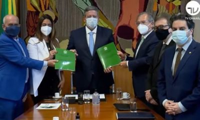 Imagem de Paulo Guedes e Flávia Arruda entregando a Reforma Tributária a Arthur Lira