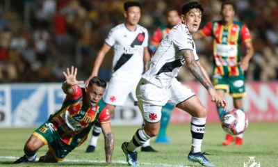 Cano disputa bola com jogador do Sampaio Corrêa