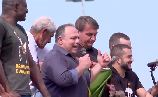 Pazuello durante manifestação pró-Bolsonaro deste domingo