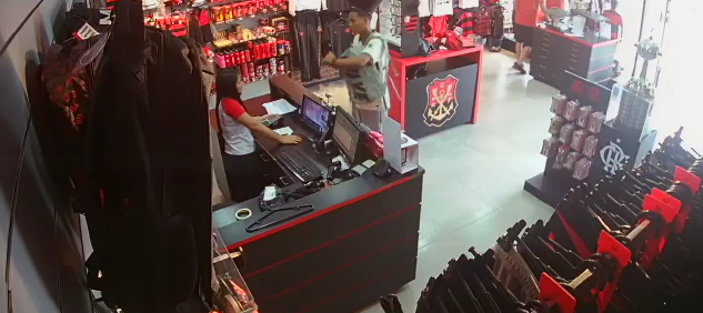 Imagens de câmeras de segurança da loja do Flamengo 
