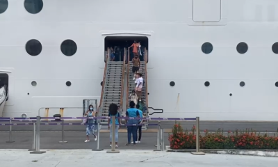 assageiros desembarcam de navio atracado