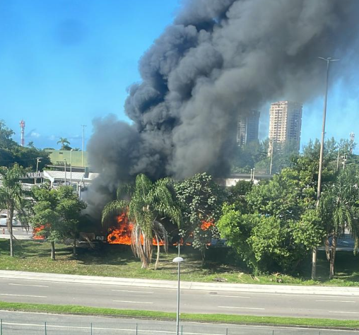 Ônibus do BRT pega fogo